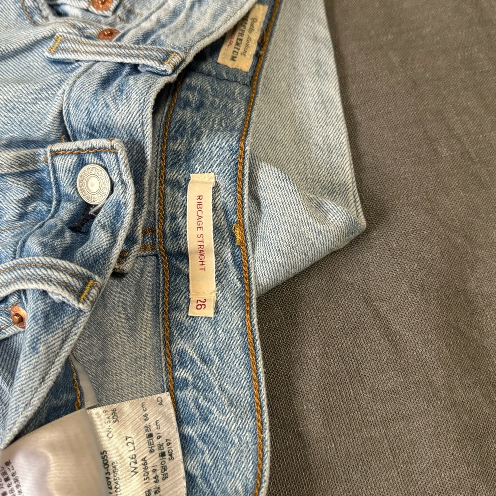 Levi Premium Ribcage Straight - Picture 2 of 7
